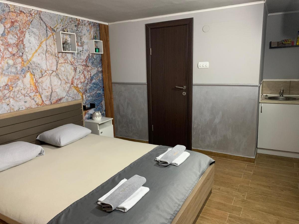 Apartman Daca พอดโกริกา ภายนอก รูปภาพ